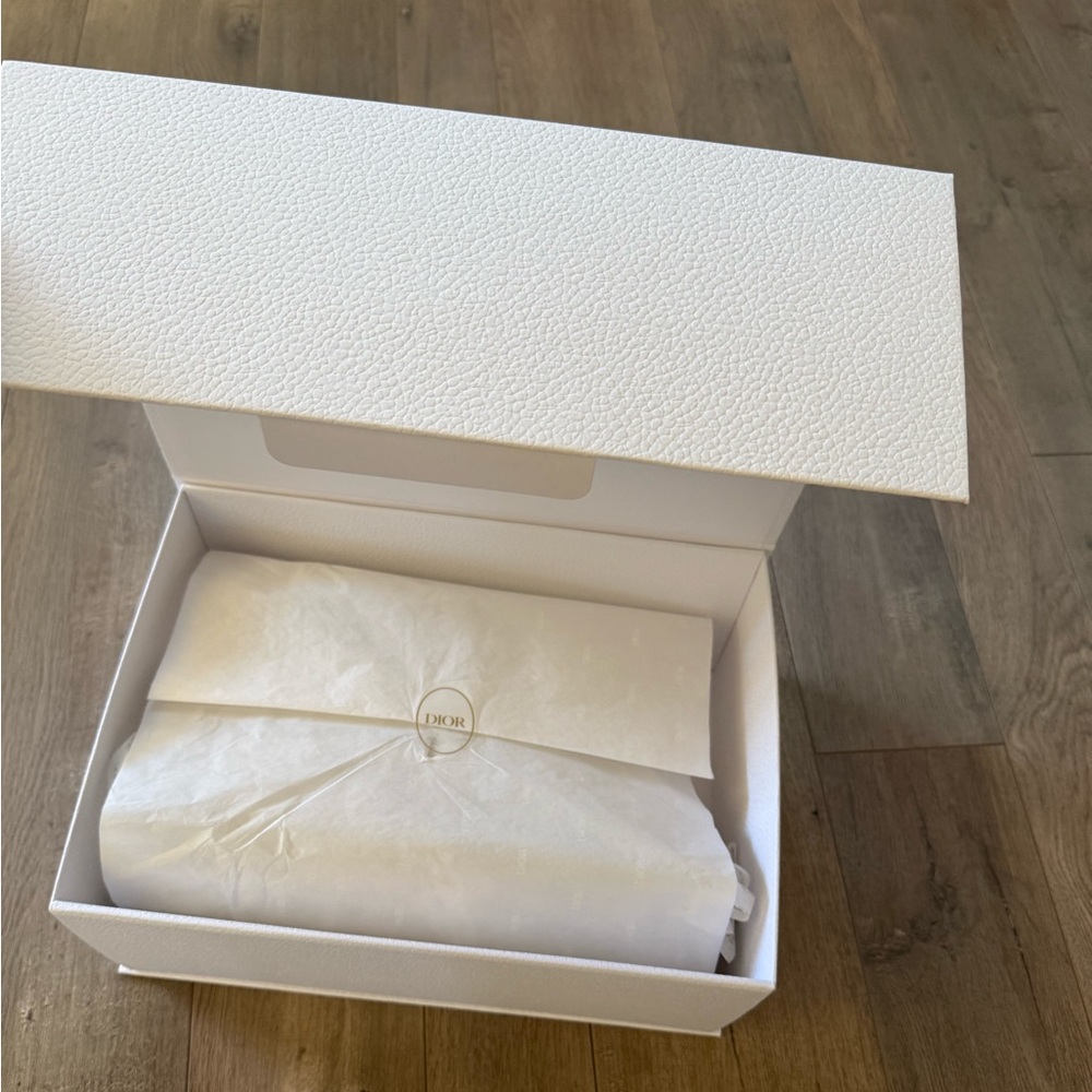 Dior White Box with Gold Lettering - Picture 7 of 9